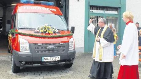 Stadtpfarrer Michael Menzinger spendete dem neuen Mehrzweckfahrzeug der Freiwilligen Feuerwehr Vöhringen gestern vor der Fahrzeughalle seinen Segen. 