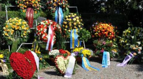 Zahlreiche Blumengestecke und Kränze begleiteten den Winterrieder Bürgermeister Gerhard Brosch auf seinem letzten Weg. 