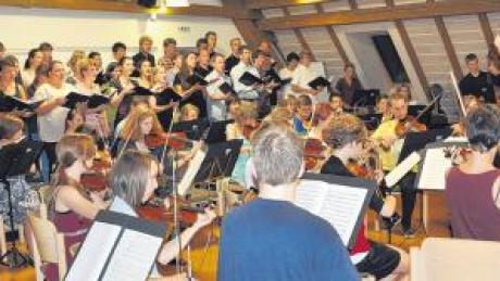 Als öffentliche Generalprobe für Konzerte in München und Augsburg präsentierte die Philharmonie Junger Christen Augsburg in der Jugendbildungsstätte Babenhausen ein anspruchsvolles Programm. 