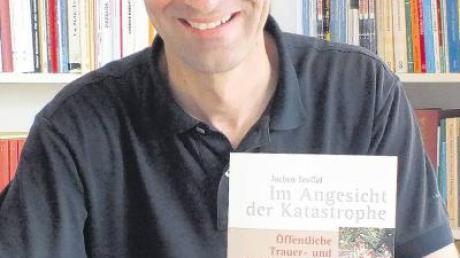 Vöhringens evangelischer Pfarrer Dr. Jochen Teuffel mit seinem neuen Buch.