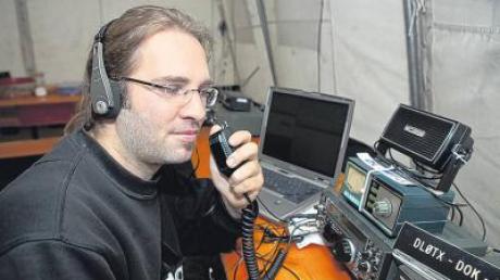 Mit der ganzen Welt in Kontakt per Äther: Gerhard Schöffel vom Deutschen Amateur Radio Club in Illertissen funkt beim Field Day bei Roggenburg. 