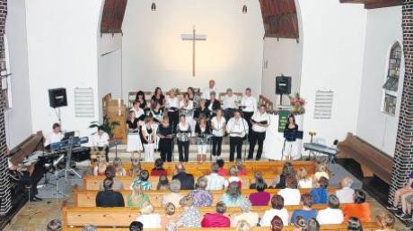 Das Gemeinsame Abendgebet in der Martin-Luther-Kirche wird von der Gruppe „Crescendo“ und „For Heavens Sake“ gestaltet. Der Zuspruch ist ermutigend groß. 