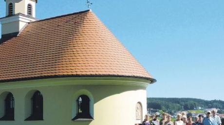 Eine kurze Pause legten die Wanderer des Fremdenverkehrsvereins Babenhausen bei der Fuggerkapelle bei Kirchhaslach ein und genossen die tolle Aussicht.  