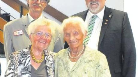 Helene Fröhlich ist gestern 100 Jahre alt geworden. Im Bild ihre Tochter Susanne Rehak, Bürgermeister Karl Janson und der Leiter des Caritas-Centrums Vöhringen Friedrich Spang.  