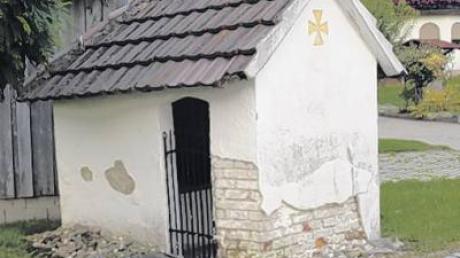 Die Wegkapelle an der Dattenhauser Straße, die sich zur Hälfte im Besitz der Gemeinde Oberroth befindet, soll renoviert werden. Das hat der Gemeinderat beschlossen. 