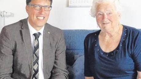 Bürgermeister Otto Göppel gratulierte Klara Mutzel zum 90. Geburtstag.  