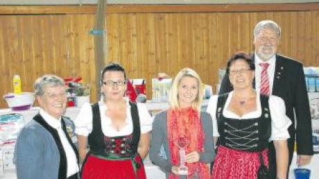 Die treffsicherste Damenmannschaft kam vom Schützenverein Illerrieden. Unser Bild zeigt (von links) Gaudamenleiterin Roswitha Kern, Gabi Schach, Aniko Hutter, Heidi Gödert und Bürgermeister Karl Janson. 