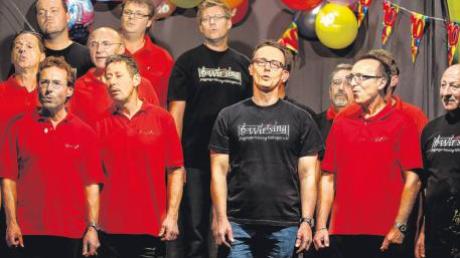 Mit viel Humor und großem Können hat der Chor „Wir-r-sing“ im evangelischen Gemeindehaus ein mitreißendes Geburtstagskonzert gegeben. Die Gruppe wurde zehn Jahre alt. In schwarzen T-Shirts: die Gründungsmitglieder. 