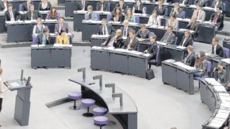 Politik soll für Jugendliche spannender werden: Im Plenarsaal des Bundestages simulieren sie eine parlamentarische Debatte.