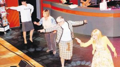 Heiße Zeiten auf der Bühne im Kulturzentrum. Von links: Dagmar Hurtak-Beckmann, Angelika Mann, Inez Timmer und Susanne Eisenkolb.  