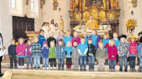 Mit einem von Pfarrer Johann Wölfle zelebrierten Gottesdienst in der Pfarrkirche St. Stephan mit den Mädchen und Buben begannen die Feier. 