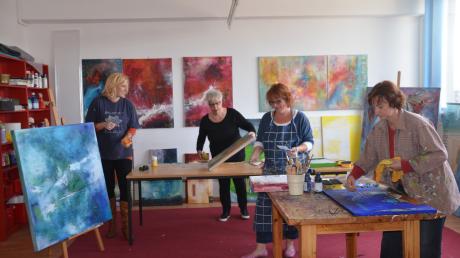 Das Künstlerinnen-Quartett, von links: Susanne Steck, Sonja Acri, Anja Remlinger und Karin Holitschke in ihrem neuen lichtdurchfluteten Atelier.  