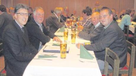 Gelöste Stimmung herrschte am Vorstandstisch mit Vorsitzendem Otto Göppel (vorne links) und dessen Stellvertreter Karl Zahner (daneben), sowie dem Referenten Andreas Schäfer (vorne rechts) und Oberförster a. D. Anton Richter. 