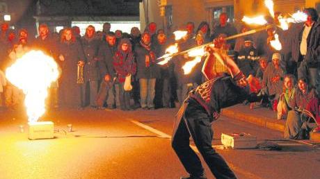 Auch eine Feuershow wird es bei der Kultur- und Kaufnacht wieder geben. Am Freitagabend haben viele Geschäfte in Babenhausen geöffnet.  