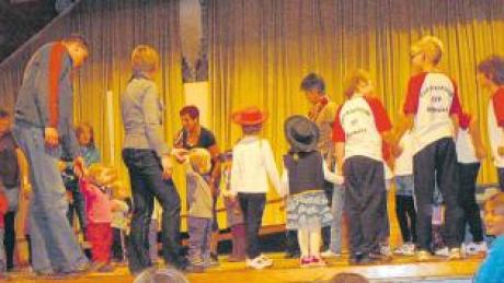 Die Kinder des TSV tanzten und sangen beim Jahresabschluss den „Labadu“. Das kam beim Publikum gut an.  