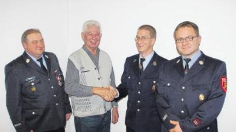 Im Bild: (von links) Kommandant Benedikt Kramer, Ehrenmitglied Paul Fackler, Vorsitzender Markus Hölz und Oliver Schimek. 