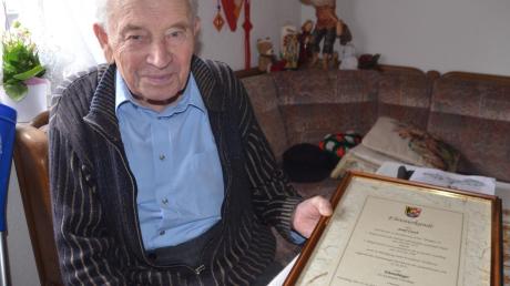 Josef Czech, der neue Ehrenbürger in Osterberg und letzter Bürgermeister des ehemals selbstständigen Ortsteils Weiler. Die Urkunde zur Ehrenbürgerwürde hat er eingerahmt. 