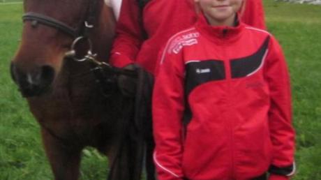 Die Siegerin im Einzelvoltigieren (Schritt – Jahrgang 2002 und jünger): Joelina Jutz mit Longenführerin Yvonne Fischer und dem Pony Laika. 
