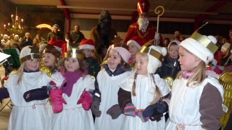 „… wir singen, bis das Christkind lacht …“, hieß es im Liedtext der Kellmünzer Kindergartenkinder, die bei der Waldweihnacht für ihre fröhliche Darbietung viel Applaus erhielten.  