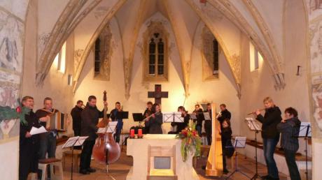 Unter dem Motto „Ruhig aufgspielt“ stimmten 14 Musiker in der Mariä-Geburt-Kirche auf Weihnachten ein. Initiiert wurde das adventliche Konzert von Bürgermeister Wolfgang Höß (Zweiter von links), der auf der Steirischen Harmonika selber mitspielte, und Karl Irmler (Vierter von links, am Kontrabass). 