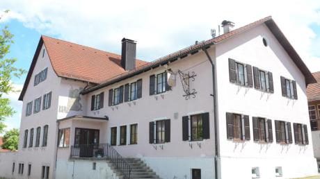 Die frühere Traditions-Gaststätte „Deilbräu“ prägt das Ortsbild Osterbergs und könnte zum Vereinsheim werden, wenn die Gemeinde das Gelände kauft.  