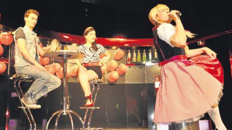 Die von Akteuren des Memminger Landestheater Schwaben (LTS) mit unsterblichen Songs aus den 80er Jahren gespickte musikalische Revue „99 Luftballons“ ließ die Zeit der Neuen Deutschen Welle wieder auferstehen.
