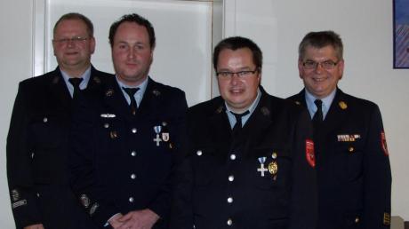 Kreisbrandinspektor Jakob Schlögel (ganz rechts) gratulierte (von links) Rudolf Mensinger, Florian Huber und Thomas Pfeiffer zu deren Dienstjubiläen. 
