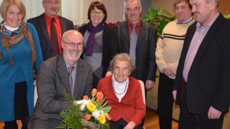 Die engste Familie von Helena Kreis ist allein schon eine beachtliche Gratulationsrunde an ihrem 95. Geburtstag, in die sich Bürgermeister Gerhard Struve mit persönlichen Blumengrüßen gerne eingereiht hat.  