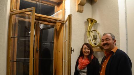 Erika Heuberger und Alois Walser von der Musikkapelle Unterroth zeigen die etwa 100 Jahre alten Kastenfenster aus Eiche im Musikerheim, die im ganzen Vereinsheim im Zuge einer umfassenden Renovierung saniert werden sollen.  