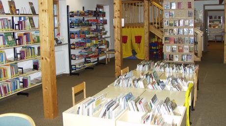 Eine große Auswahl an Büchern und anderen Medien bietet die Bücherei in Babenhausen.