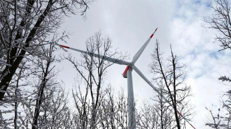Das Unternehmen Vensol aus Babenhausen baut in Zöschingen (Landkreis Dillingen) einen Windpark. Das erste Windrad ging jetzt ans Netz. 