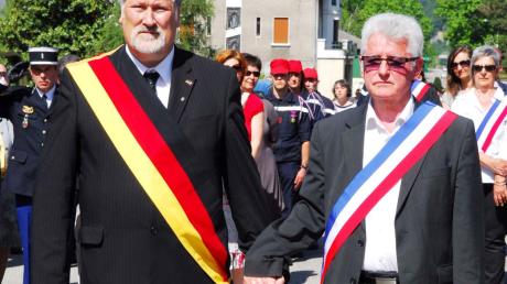 Zwischen dem Bürgermeister der Partnerstadt Vizille, Serge Gros, und Bürgermeister Karl Janson bestand eine enge Freundschaft. Sie wird sichtbar, als bei einem offiziellen Anlass Maire Gros die Hand Jansons ergreift. 