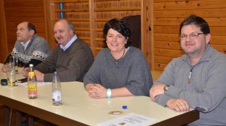 Bei der Bürgerversammlung war der Tisch mit Gemeinderäten dünn besetzt, von links: Rainer Schmalle, Ignaz Gestle, Angelika Glatz, Markus Wiest. 