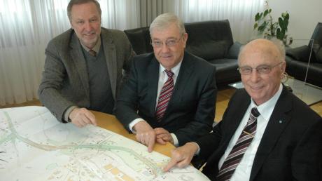 Sie studierten im Landratsamt Neu-Ulm gemeinsamen den Bauplan der Ortsumfahrung von Obenhausen (von links): Buchs Bürgermeister Roland Biesenberger, Ex-Landwirtschaftsminister Josef Miller (Memmingen) und Landrat Erich Josef Geßner.  