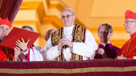 Überraschung: Ein Lateinamerikaner und Jesuit ist das neue Oberhaupt der Katholiken. Jorge Mario Bergoglio zeigte sich gestern abend kurz nach 20 Uhr als Papst Franziskus den Gläubigen.
