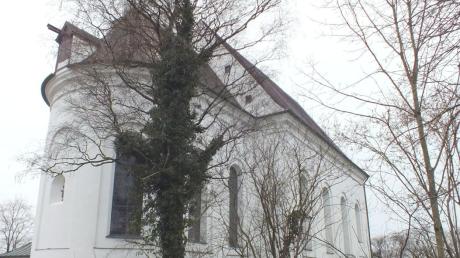Die Seitenwände des Langhauses der Illerberger Kirche neigen sich nach Norden. Das Foto zeigt die Nordseite des Gotteshauses. Trotz Bauarbeiten werden die Gottesdienste aber weiter in der Kirche stattfinden können.  