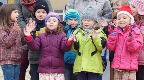 Mädchen und Buben aus dem Kindergarten der Kita St. Michael schmückten den ersten Spatenstich für die neue Kinderkrippe mit einem fröhlichen Lied aus. 