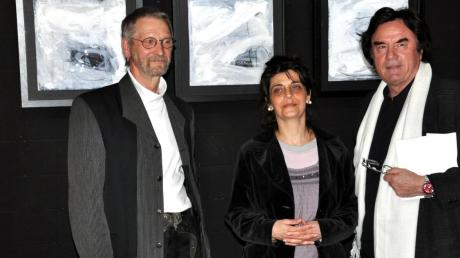Im Bild: (von links) Galerist Joachim Herzer, Künstlerin Maha Zarkout und der Krumbacher Kunstexperte Sigurd Rakel.  