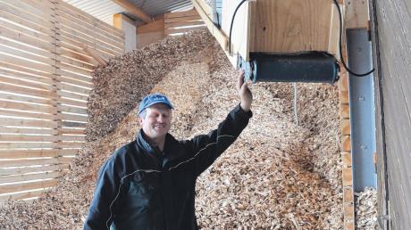 Sägewerksmeister Werner Dopfer (im Bild) ist auch Meister im Tüfteln und hat nach eigenen Vorstellungen mit Hilfe von Fachleuten sein Biomasseheizwerk für Hackschnitzel in seinem Betrieb gebaut. 