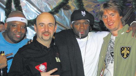 Auch Rapper „50 Cent“ (Zweiter von rechts) hat das PM in Untermeitingen schon besucht. Darauf ist der ehemalige Disco-Betreiber Ralf Dreier (Zweiter von links) aus Babenhausen besonders stolz. Mit im Bild: DJ Van Tell (links) und Dreiers Geschäftspartner Marcel Reicheneder. 