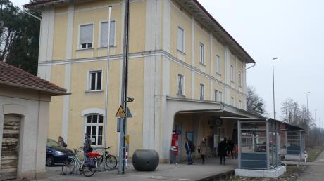 Das Bahnhofsgebäude in Kellmünz ist für 43000 Euro versteigert worden.