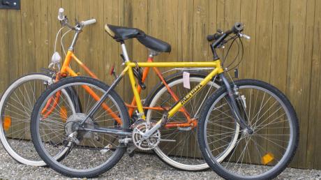 Das orangerote Fahrrad mit den schönen Weißwandreifen wollte keiner ersteigern – nur wegen eines Achters im Vorderrad. Jetzt wird es mit seinem gelben Freund endgültig in Rente geschickt. 