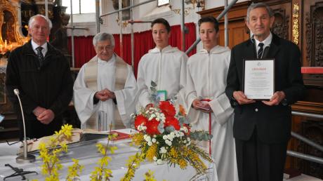 Große Ehrung für Josef Kowanz: Der Kirchenpfleger wurde für 24-jähriges Wirken in der Pfarrei St. Ursus Klosterbeuren mit dem goldenen Ulrichskreuz ausgezeichnet.  