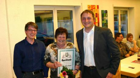 Hohe Auszeichnung für langjähriges und aktives Engagement zum Wohl des Musikvereins Kellmünz. Unser Bild zeigt (von links) den stellvertretenden Vorsitzenden Thomas Sauter, Ulrike Reiser und den Vorsitzenden Florian Zanker.