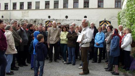 Heimatforscher Dieter Spindler ließ die Geschichte des Hauses Fugger bei seinem historischen Spaziergang mit rund 150 interessierten Bürgern lebendig werden. 