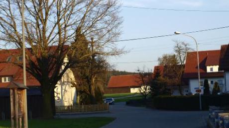 Im Oberschönegger Ortsteil Weinried gibt es viele dunkle Ecken, zum Beispiel am Ortseingang. 
