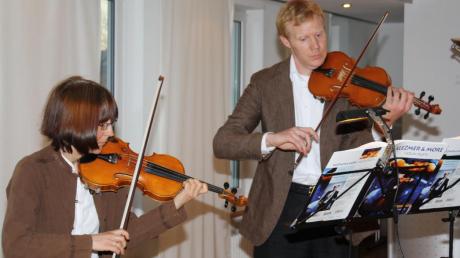 Annegret Sperl (Geige) und Philipp Stubbendorf (Geige) präsentierten im Klepperhaus traditionelle jüdische Klezmermusik.  
