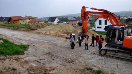 Bei einem Ortstermin überzeugten sich die Mitglieder des Gemeinderats vom Fortschritt der Erschließungsarbeiten im Baugebiet Wannenberg II.  
