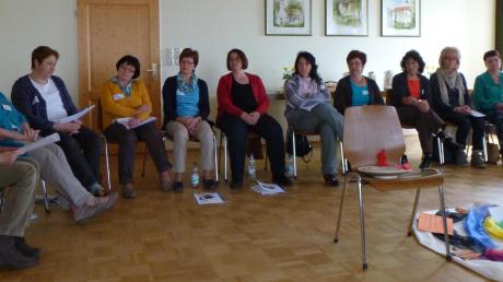 28 Frauen aus dem Bezirk Illertissen trafen sich in Buch, um über das Thema „Frieden“ zu sprechen. Referentin war Barbara Bodenmüller.  
