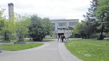 Das alte Schulgebäude in Babenhausen soll saniert werden. Baubeginn ist im Juli. Die Gesamtkosten liegen bei zwölf Millionen Euro. 